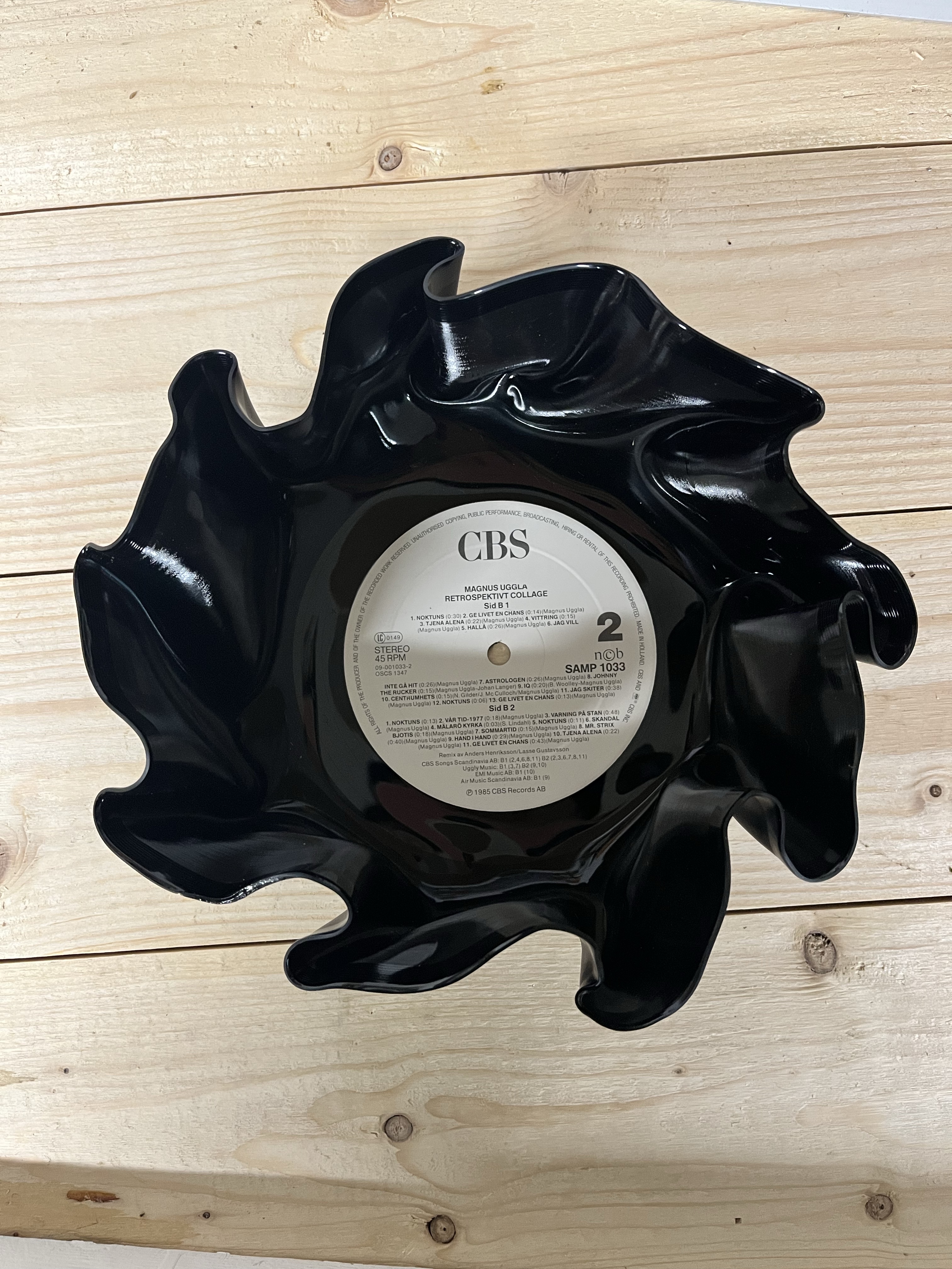 The Echo: svart handformad vinylskål med vit CBS-etikett
