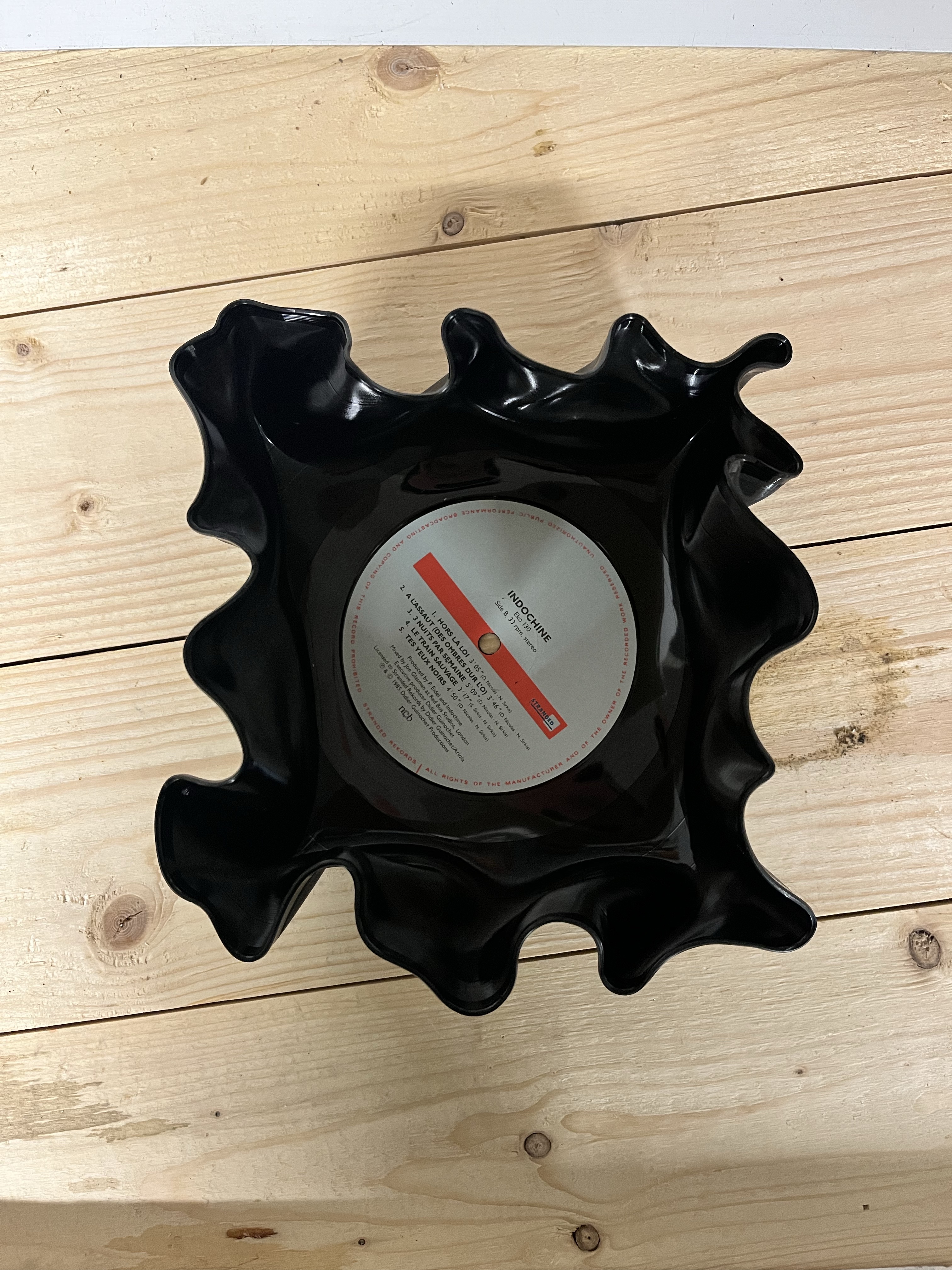 The Groove: svart handformad vinylskål med vit etikett och röd rand